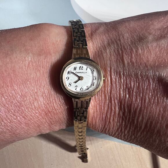 Vintage Gold plated Caravelle ladies mechanical watch NEEDS SOME REPAIR - Picture 4 of 8